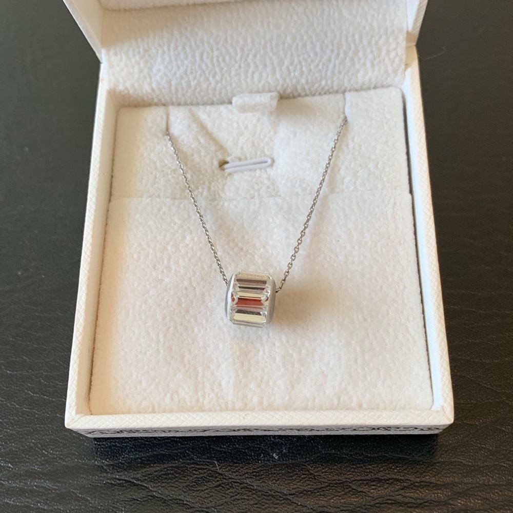 Qianse necklace.